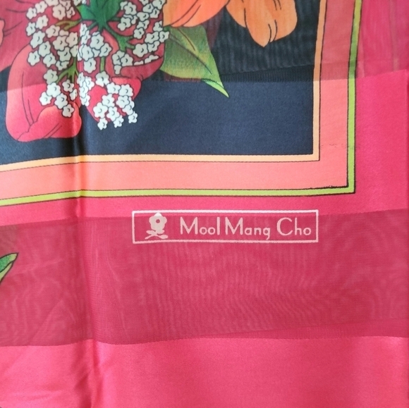 Mool Mang Cho Red Floral 43" x 43" Square Scarf, New without Tag - Picture 7 of 8